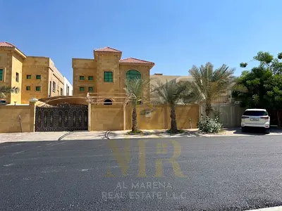 Villa in Al Rawdah 2 with modern finishes, located directly in front of the mosque. Includes electricity, water, and air conditioning. Available for f