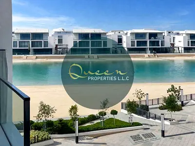 Large space / Prime and vibrant location / Close to services and amenities