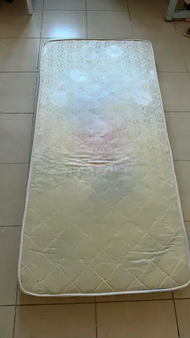 Single mattress and mattress topper