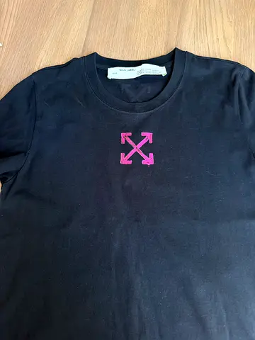 Black Off-White Crewneck T-Shirt with Pink Arrow Logo - Medium