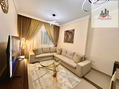 Sharjah, Al Taawun: Super-deluxe furnished apartment featuring three bedrooms, a living room, a kit