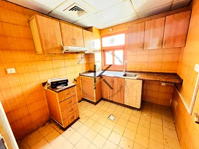 Specious 2bhk apartment with balcony \\ family building \\ just 40k