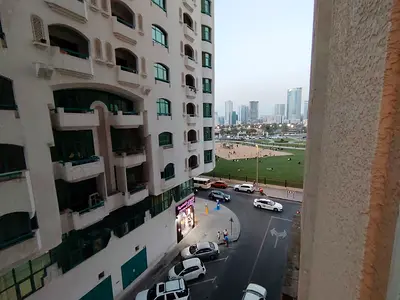 2 غرفتين وصالة للبيع بالمجاز 2 الشارقة مع 2 حمام مع تكييف مركزي مساحة كبيرة قريب من البحيرة  منطقة حيوية والسعر ممتاز