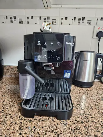 DeLonghi Espresso/Cappuccino Coffee Machine with Milk Frother