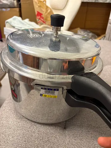 NEW stainless steel pressure cooker - good condition