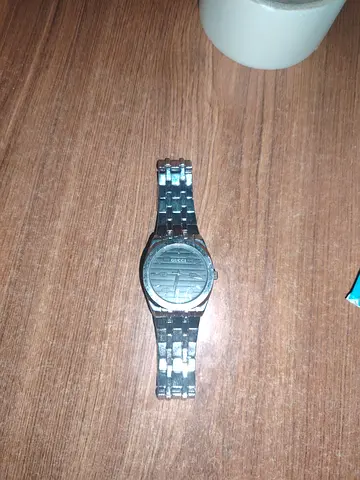 Used silver Gucci watch working condition good quality