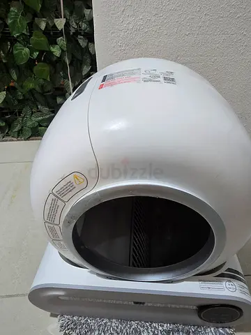 automatic self-cleaning cat litter box (Litter-Robot style)
