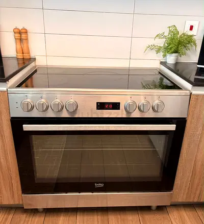 Beko 90x60cm stainless steel electric range with 5 glass hob - good condition
