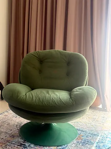 Green Swivel Lounge Chair with Tufted Backrest
