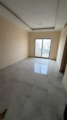 شقة 2BHK للإيجار السنوي بالجرف 3 أول ساكن قرب مخرج دبي | 4-6 دفعات (كود: 2437)