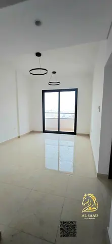 شقة غرفة وصالة في بناية جديدة – أول ساكن فرصة مميزة لاستئجار شقة في منطقة الجرف 3 بعجمان، بجوار السوق الصيني، في بناية جديدة لم تُسكن من قبل، تتميز
