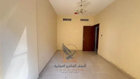للإيجار السنوي في عجمان الراشدية 3 غرفتين وصالة بصالون معزول حمامين بلكونة تكييف مركزي جاهزة للسكن