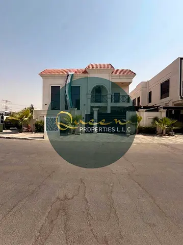 Large space / Prime and vibrant location / Close to services and amenities