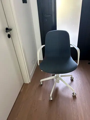 Modern ergonomic office chair with armrests - blue fabric