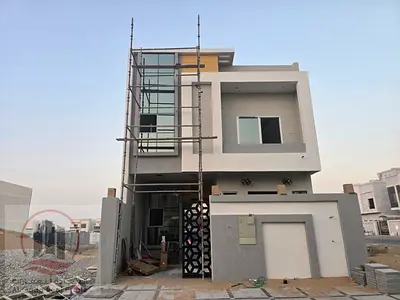 فيلا للبيع بعجمان منطقة  الباهية الفيلا ارضى واول مساحة الفيلا 2000 قدم الفيلا ( 3 غرفة ماستر  +مجلس كبير +  صالة كبيرة + حوش كبير + غرفة خادمة )
