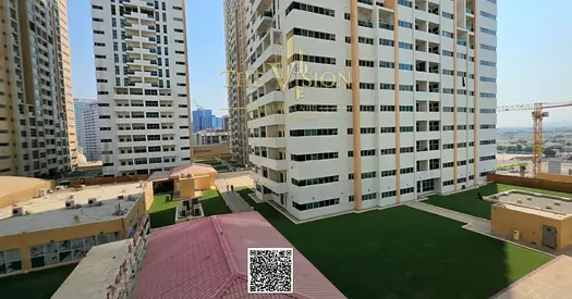 One-bedroom apartment with a living room, enclosed kitchen, garden view, and parking.