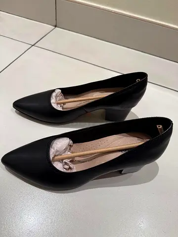 Black low-heel pointed pumps, Brand New, Size 37