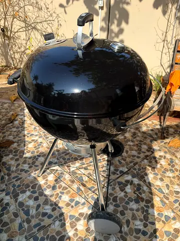 Weber Master Touch barbecue grill with original cover