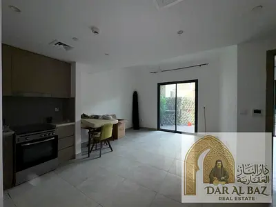 غرفه وصاله ارضي للايجار السنوي في  الشارقه  جزيره مريم  موقع مميز مساحه ممتازه جدا  السعر 52.000 الف درهم سنويا  4 دفعات