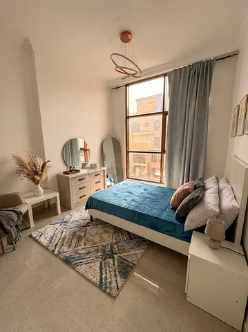 2 girls in home,!Spacious Studio-Style Master Room w/ Balcony & Parking | Ladies Only